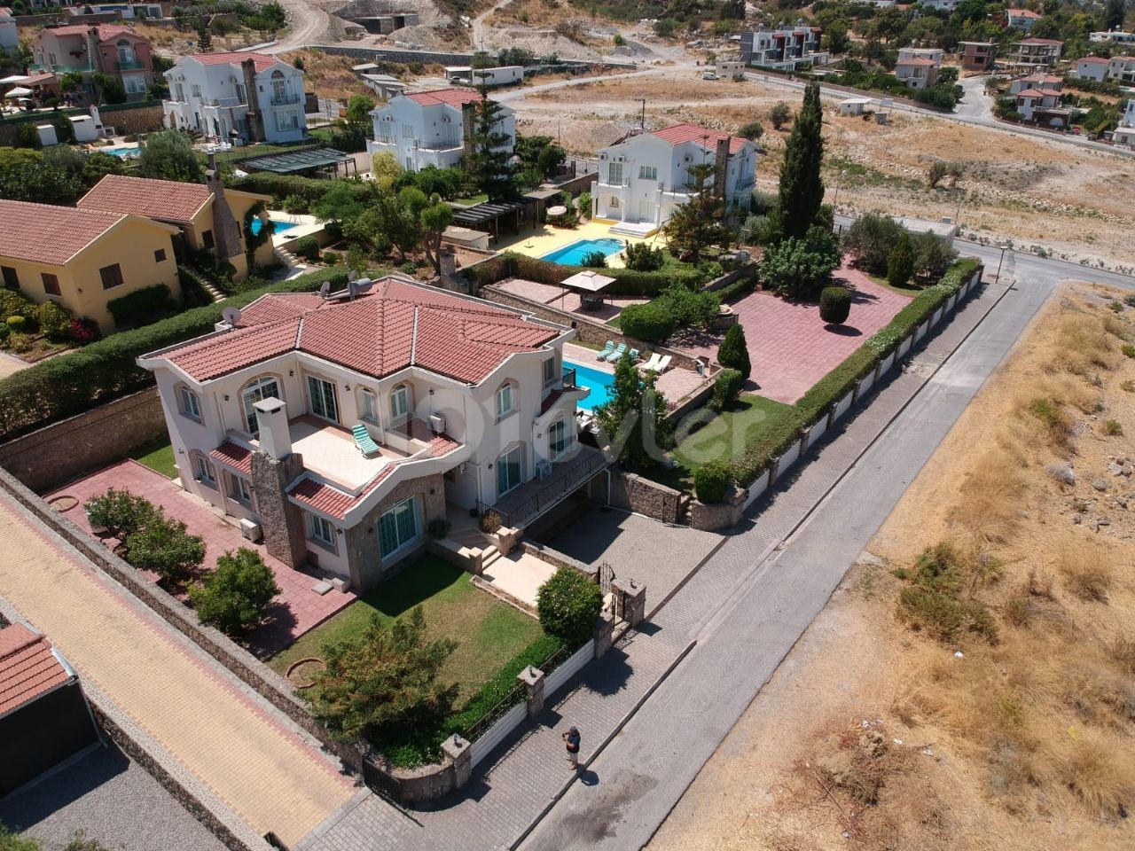 LUXUSVILLA ZUM VERKAUF MIT HERRLICHEM BERG-UND MEERBLICK, AUF MEHR ALS 1 HEKTAR LAND IN KYRENIA CHATALKÖY GEBAUT ** 