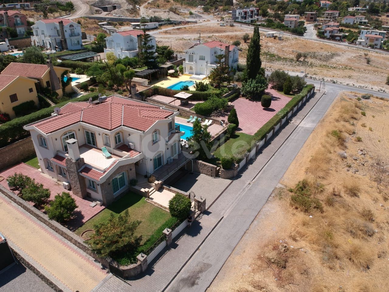 LUXUSVILLA ZUM VERKAUF MIT HERRLICHEM BERG-UND MEERBLICK, AUF MEHR ALS 1 HEKTAR LAND IN KYRENIA CHATALKÖY GEBAUT ** 