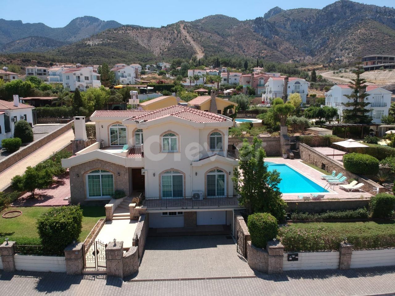 LUXUSVILLA ZUM VERKAUF MIT HERRLICHEM BERG-UND MEERBLICK, AUF MEHR ALS 1 HEKTAR LAND IN KYRENIA CHATALKÖY GEBAUT ** 