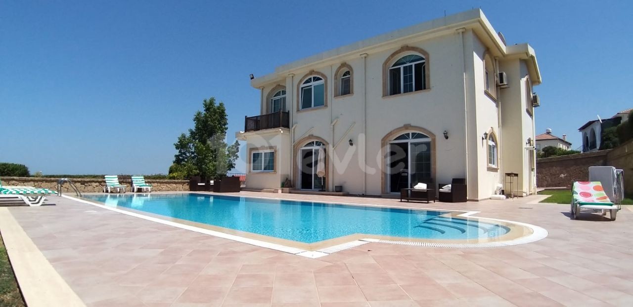 LUXUSVILLA ZUM VERKAUF MIT HERRLICHEM BERG-UND MEERBLICK, AUF MEHR ALS 1 HEKTAR LAND IN KYRENIA CHATALKÖY GEBAUT ** 