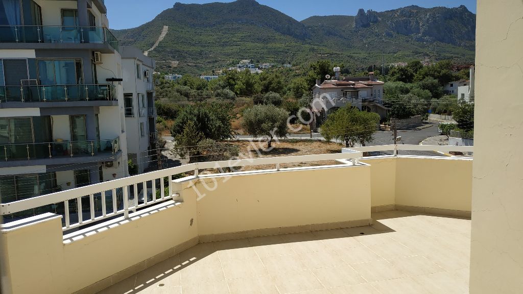 3 + 1 PENTHOUSE ZUM VERKAUF IM ZENTRUM VON KYRENIA (AUSTAUSCH AKZEPTIERT) ** 