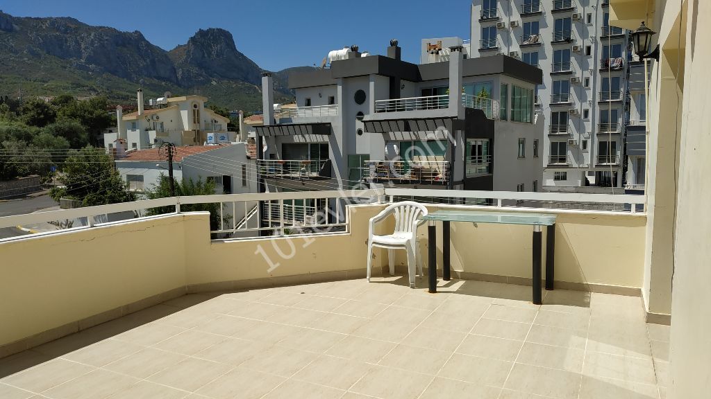 3 + 1 PENTHOUSE ZUM VERKAUF IM ZENTRUM VON KYRENIA (AUSTAUSCH AKZEPTIERT) ** 