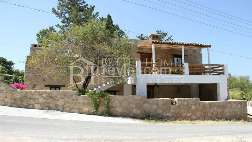 Girne ozanköy de satılık türk koçanlı tarihi  villa 