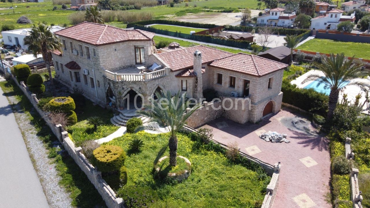 UNIQUE 5 BEDROOM STONE VILLA WITH AUTHENTIC STYLE, within walking distance to the sea in Karşıyaka ** 