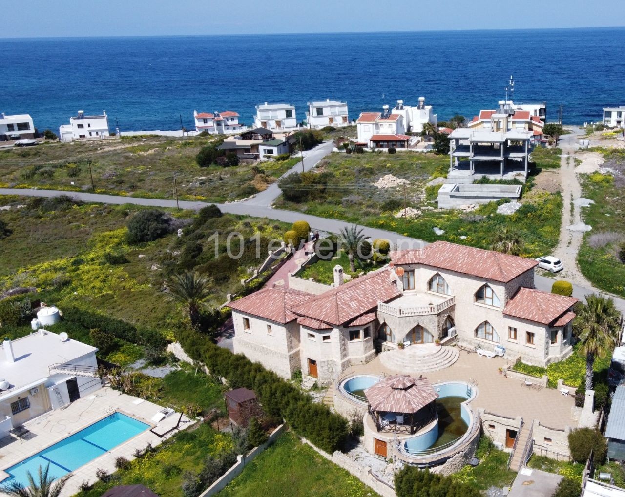 UNIQUE 5 BEDROOM STONE VILLA WITH AUTHENTIC STYLE, within walking distance to the sea in Karşıyaka ** 