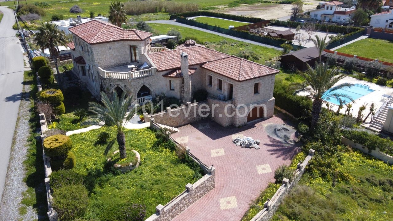 UNIQUE 5 BEDROOM STONE VILLA WITH AUTHENTIC STYLE, within walking distance to the sea in Karşıyaka ** 