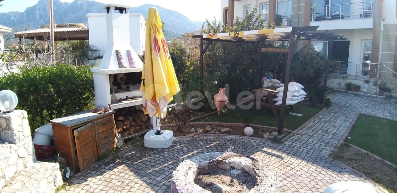 Ground floor 2+1 flat for sale with detached taste in a well-kept complex in Alsancak ** 