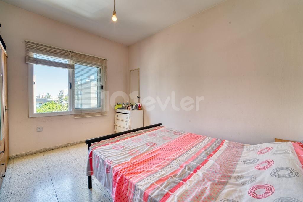 3+1 flat for sale in the center of Kyrenia, within easy reach of all shopping centers and the main street. ** 