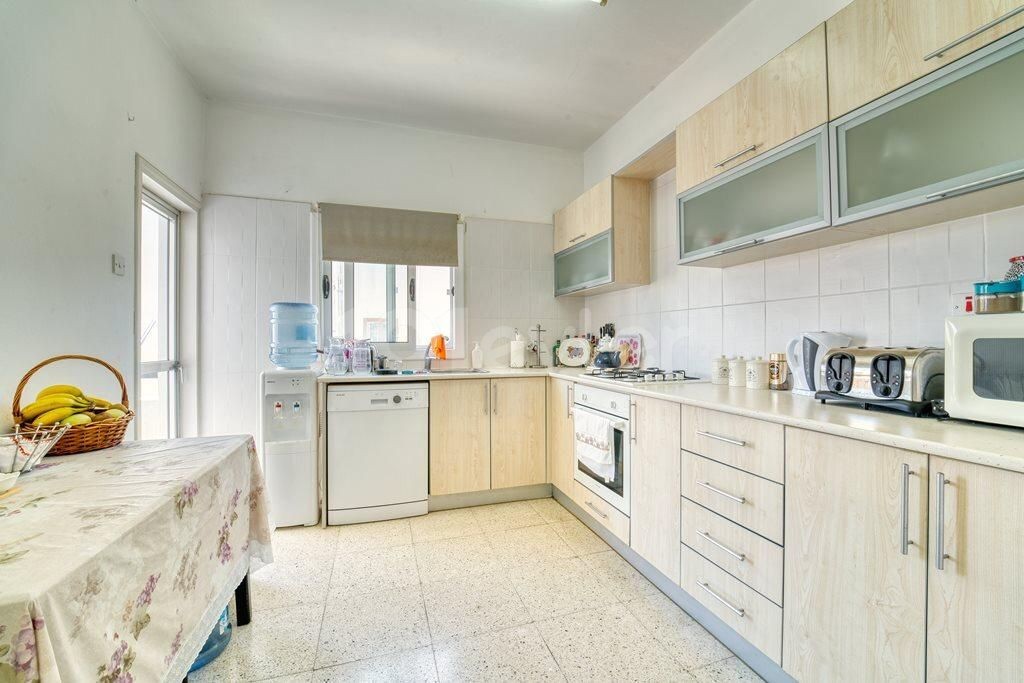 3+1 flat for sale in the center of Kyrenia, within easy reach of all shopping centers and the main street. ** 