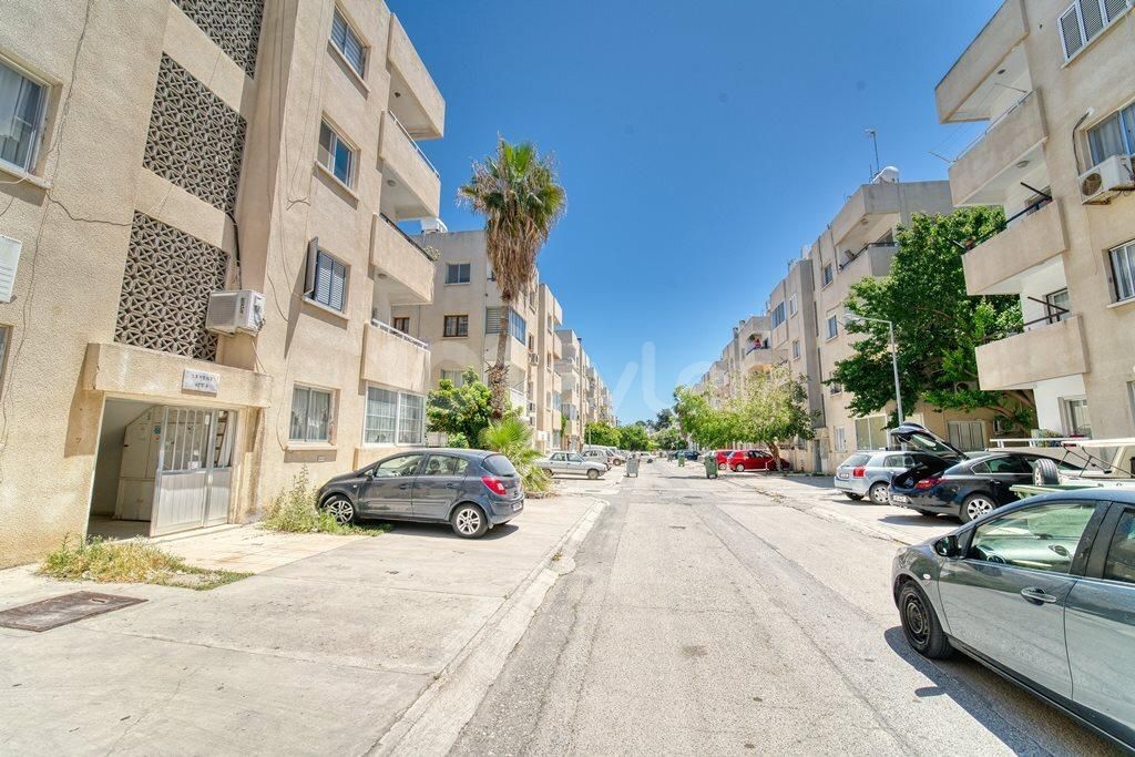 3+1 flat for sale in the center of Kyrenia, within easy reach of all shopping centers and the main street. ** 