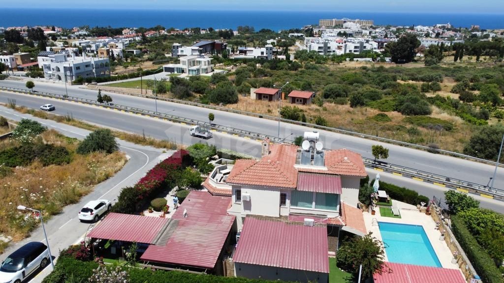 Girne çevre yolunda satılık havuzlu  lüks villa 