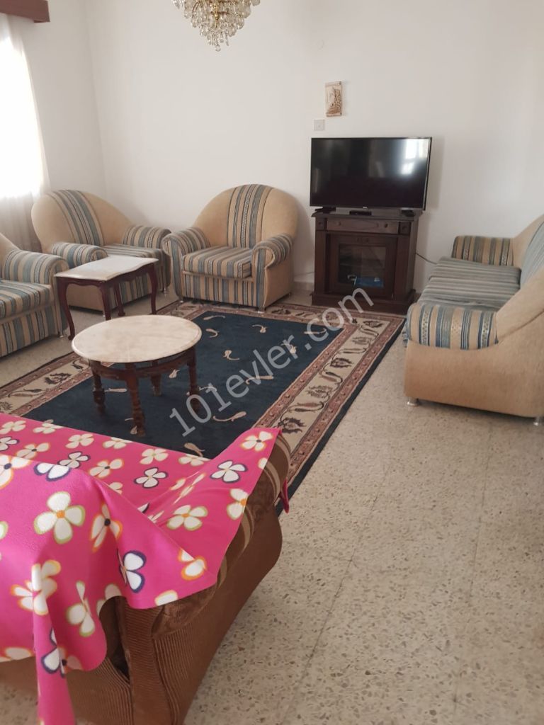 Girne Merkez'de kiralık 3+1 eşyalı daire. 