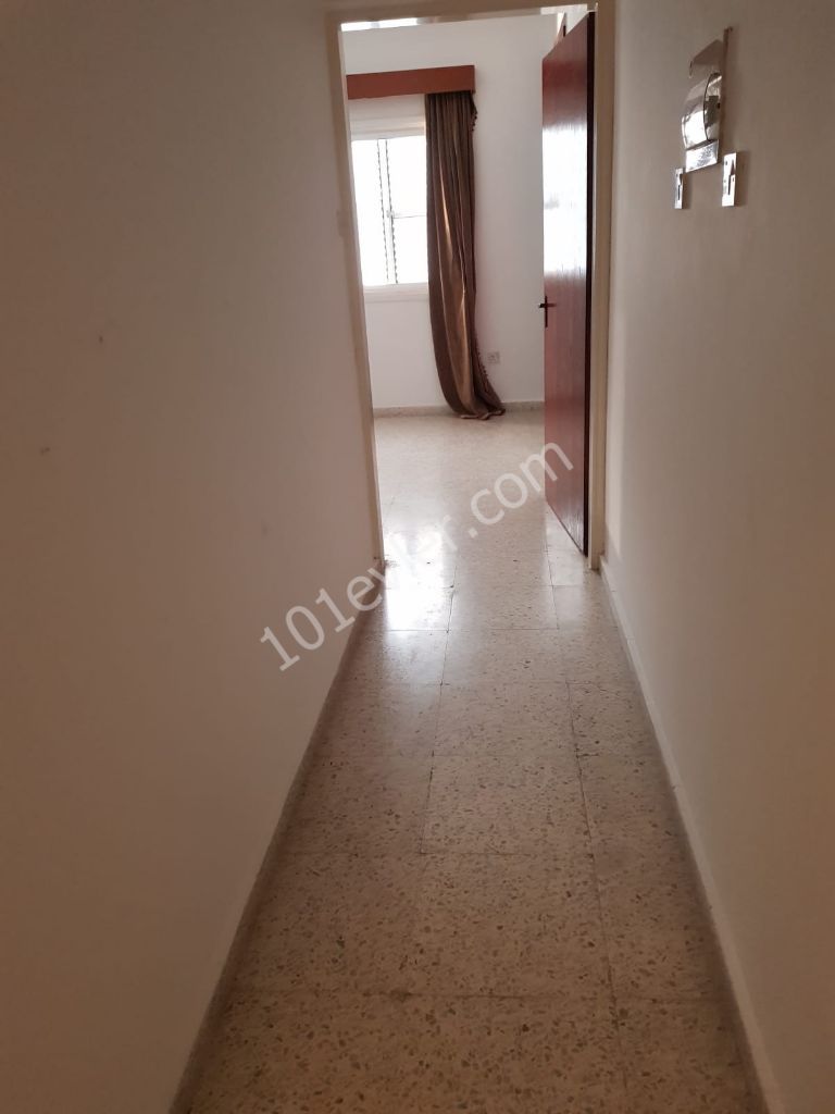 Girne Merkez'de kiralık 3+1 eşyalı daire. 