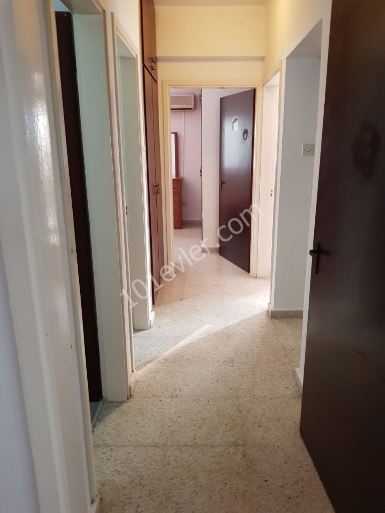 Girne Merkez'de kiralık 3+1 eşyalı daire. 