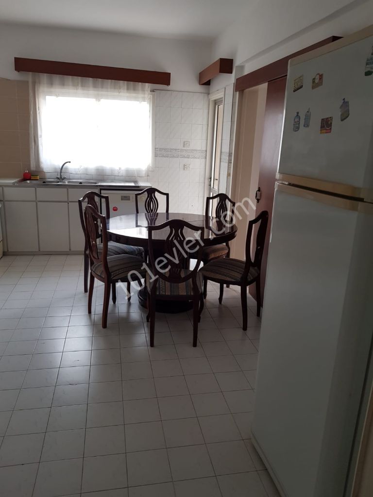 Girne Merkez'de kiralık 3+1 eşyalı daire. 