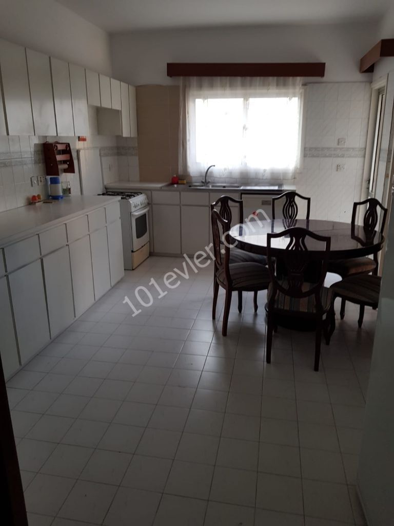 Girne Merkez'de kiralık 3+1 eşyalı daire. 