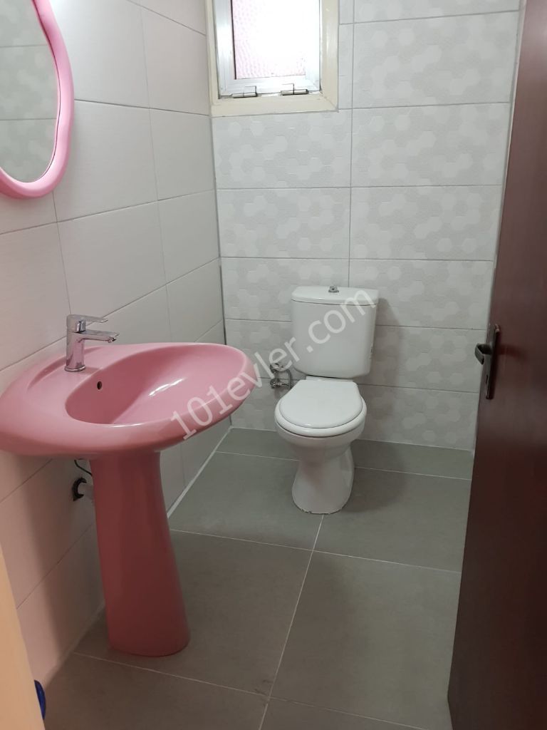 Girne Merkez'de kiralık 3+1 eşyalı daire. 