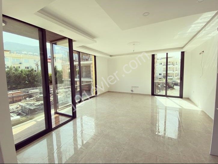 Alsancak New 2 + 1 Apartments - Центральный бассейн ** 