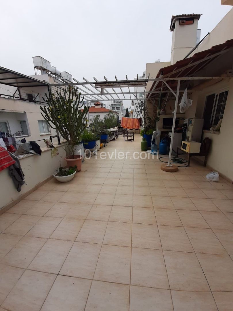 220M2 PENTHOUSE-WOHNUNG-HINTER KYRENIA LAVASH ** 