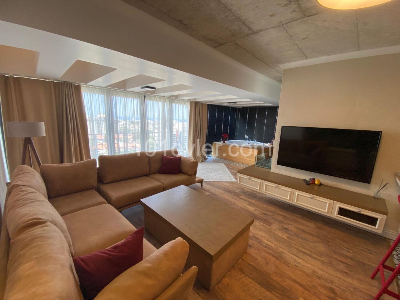 GİRNE MERKEZ'DE BARIŞ PARKI YAKININDA KİRALIK FULL EŞYALI DENİZ VE DAĞ MANZARALI JAKUZİLİ LÜKS PENTHOUSE DAİRE. BARIŞ 05338376242