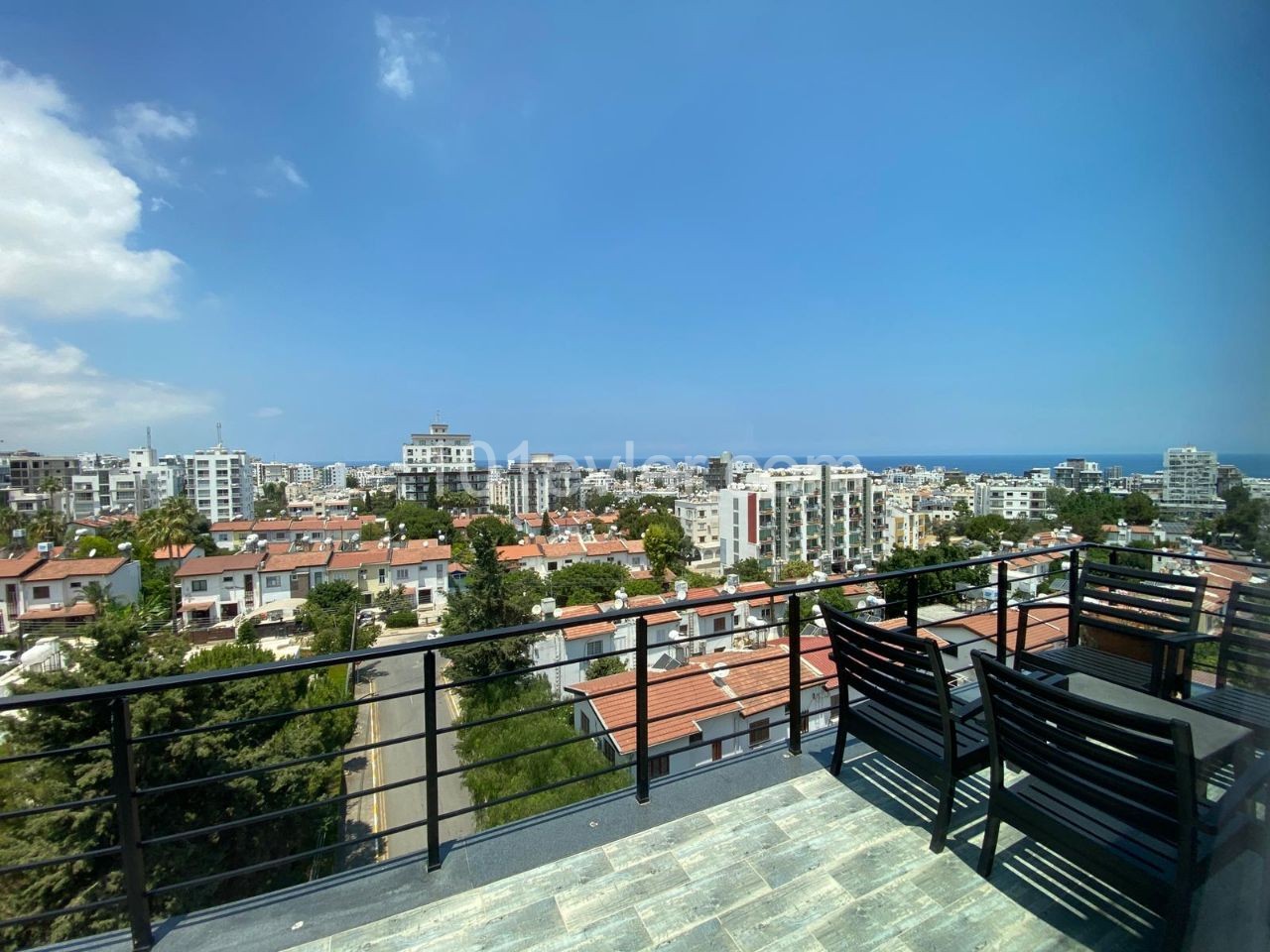 GİRNE MERKEZ'DE BARIŞ PARKI YAKININDA KİRALIK FULL EŞYALI DENİZ VE DAĞ MANZARALI JAKUZİLİ LÜKS PENTHOUSE DAİRE. BARIŞ 05338376242