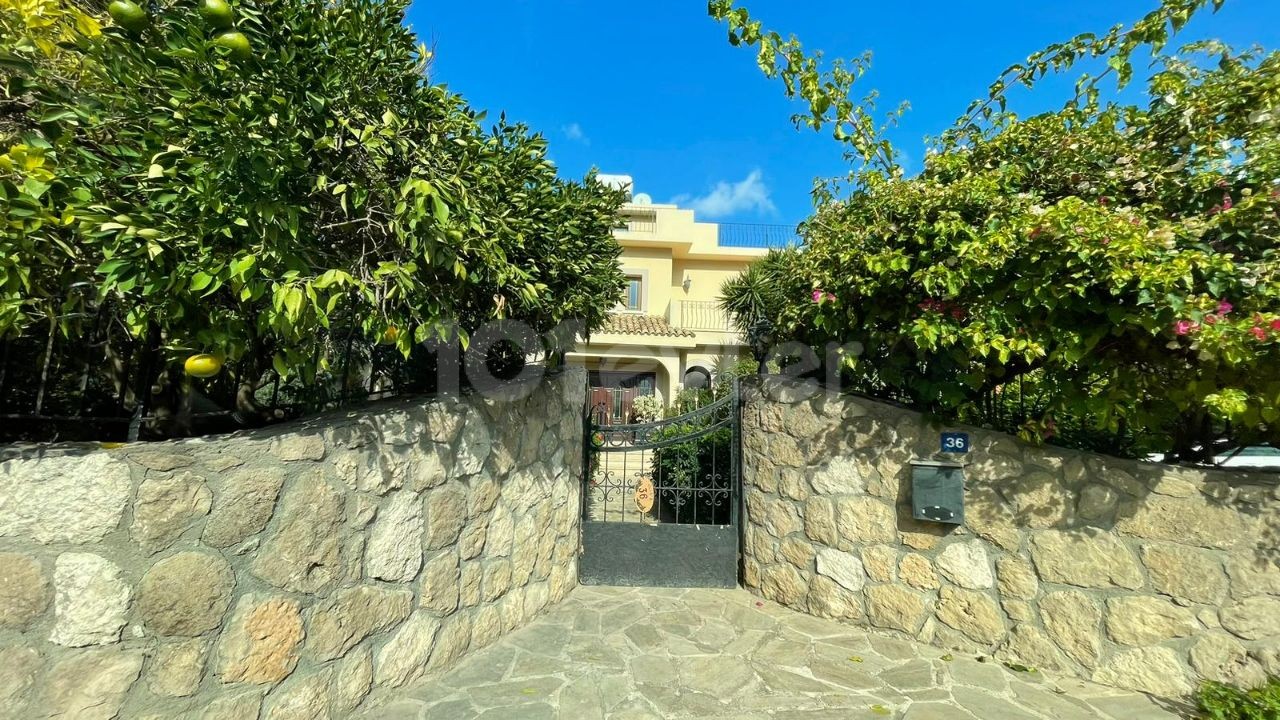 EXQUISITE 4 BEDROOM VILLA WITH PRIVATE POOL