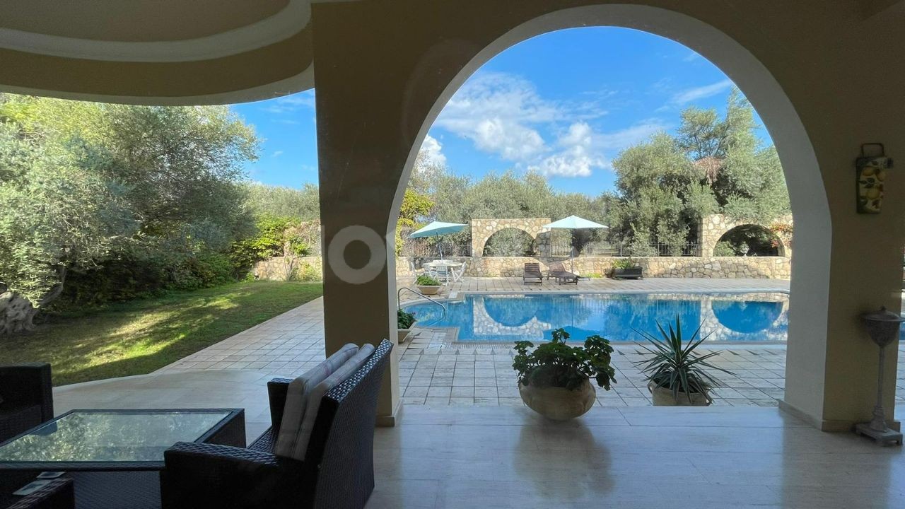 EXQUISITE 4 BEDROOM VILLA WITH PRIVATE POOL