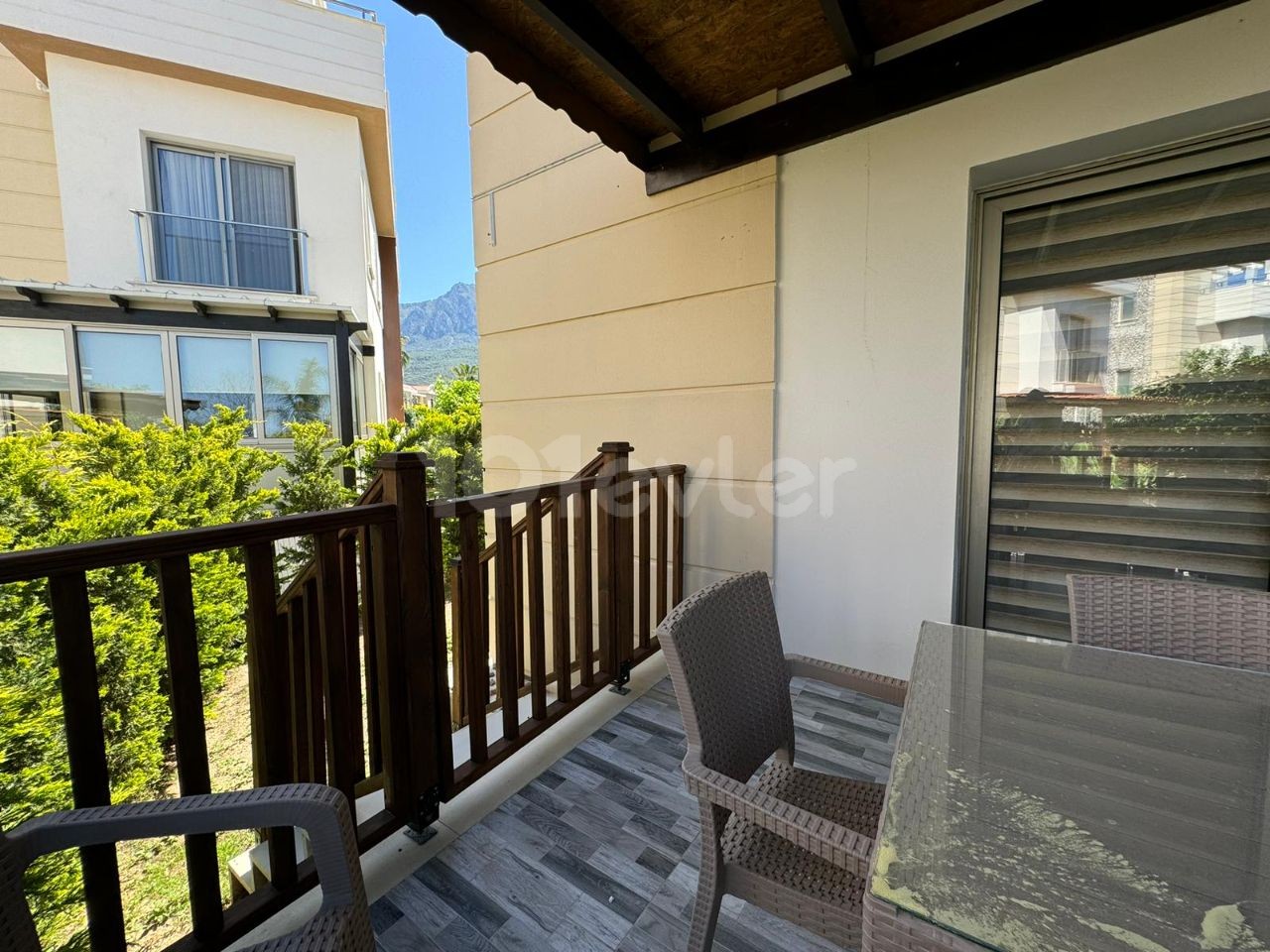 Alsancak,  kiralik 3+1 eşyalı villa, özel bahçe, ortak havuz