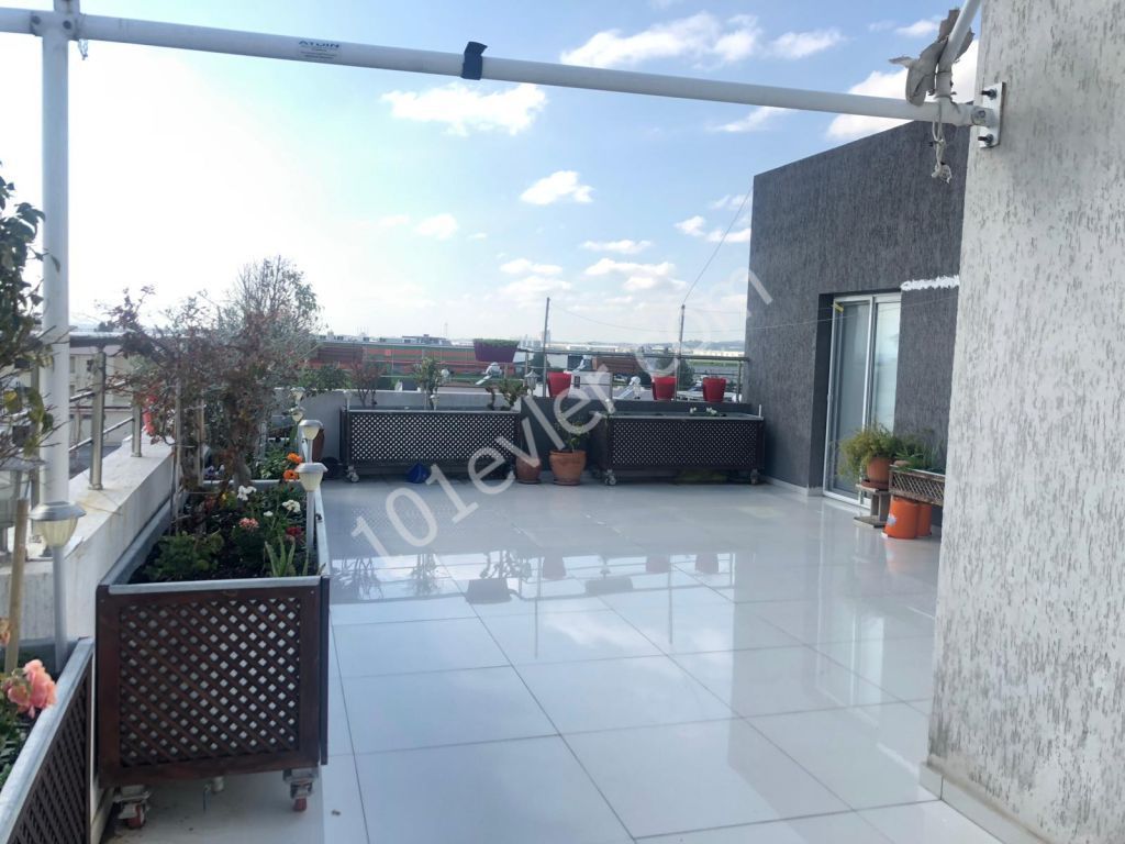 Tüm eşyaları ile birlikte, geniş teraslı penthouse