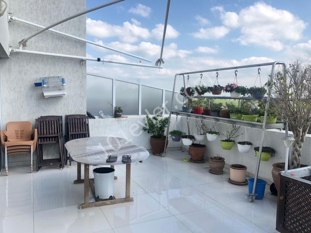 Tüm eşyaları ile birlikte, geniş teraslı penthouse