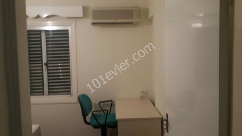 Mağusa DAÜ'ye 2 dk yürüme mesafesinde Sosyal Konutlarda 1.kat kiralık 3+1 daire. 