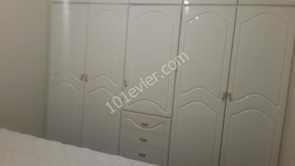 Mağusa DAÜ'ye 2 dk yürüme mesafesinde Sosyal Konutlarda 1.kat kiralık 3+1 daire. 