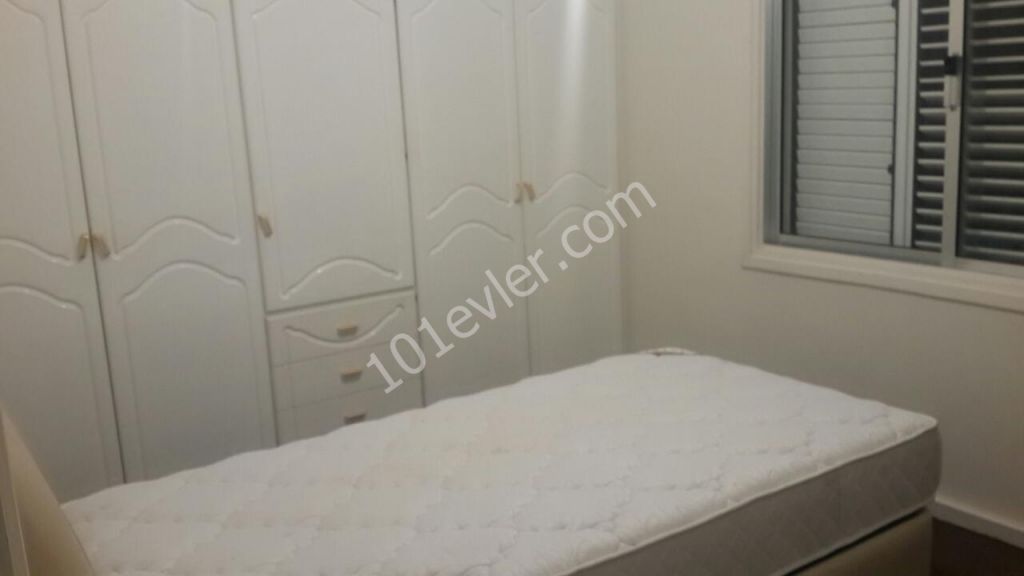 Mağusa DAÜ'ye 2 dk yürüme mesafesinde Sosyal Konutlarda 1.kat kiralık 3+1 daire. 