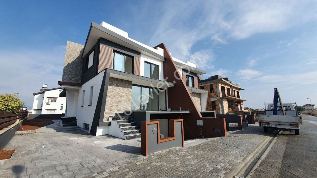 TRIPLEX, bahçeli, lüks ikiz villa. FAİZSİZ ödeme planı