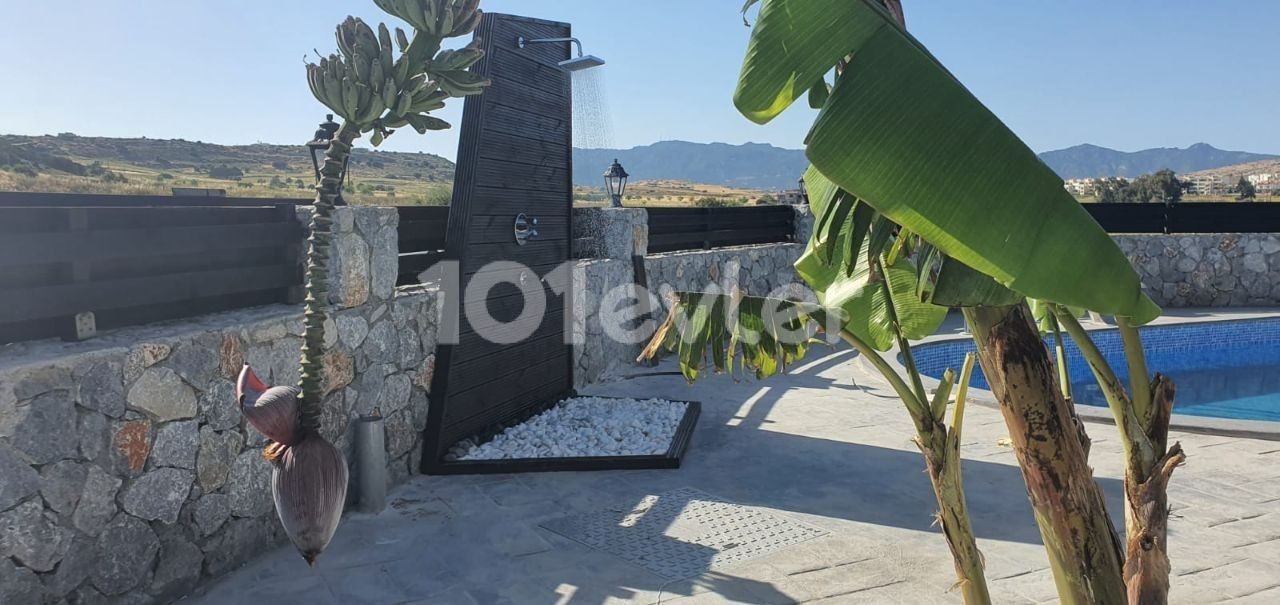 Bungalow im Bosporus mit großem Garten und Pool-Infrastruktur ** 