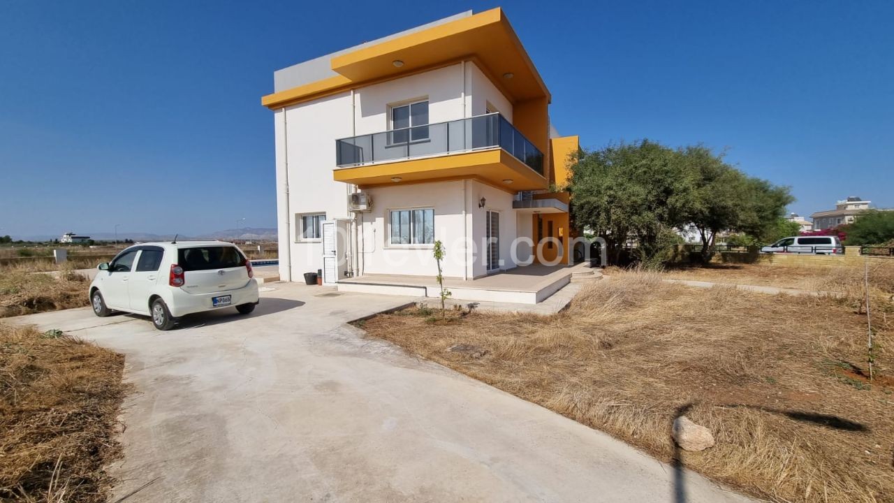 ÖTÜKEN girişinde, özel havuzlu, 1100m² bahçeli Villa.