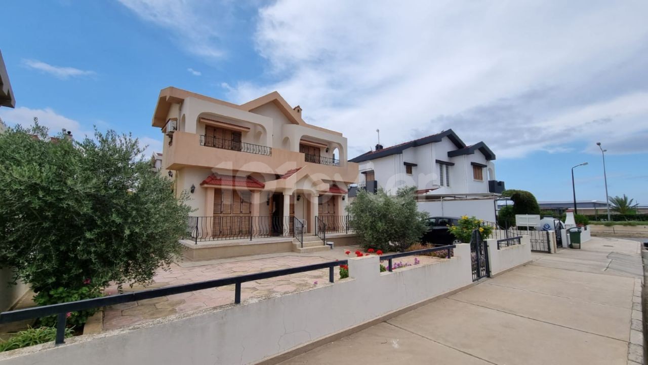 A fully detached VILLA in LONG BEACH. ** 