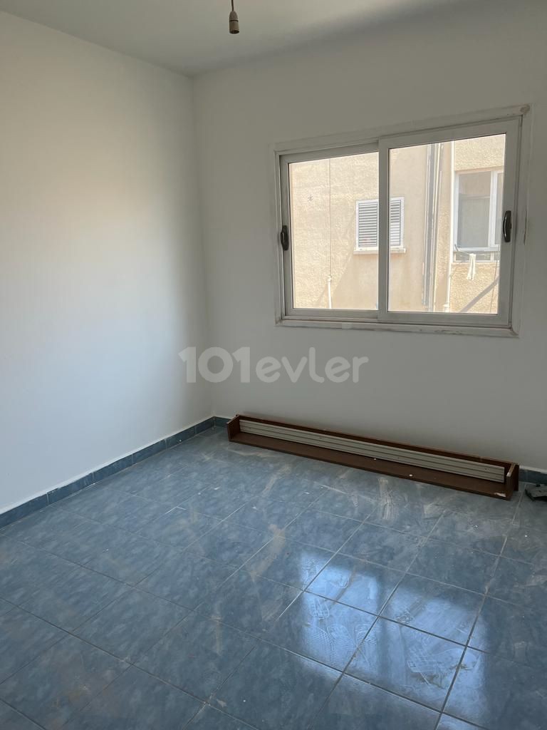 ONE PRICE ! 3 rooms - newly renovated ** 