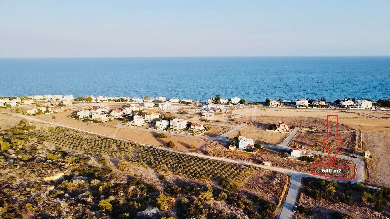 MÜKEMMEL konumda, deniz manzaralı arazi.