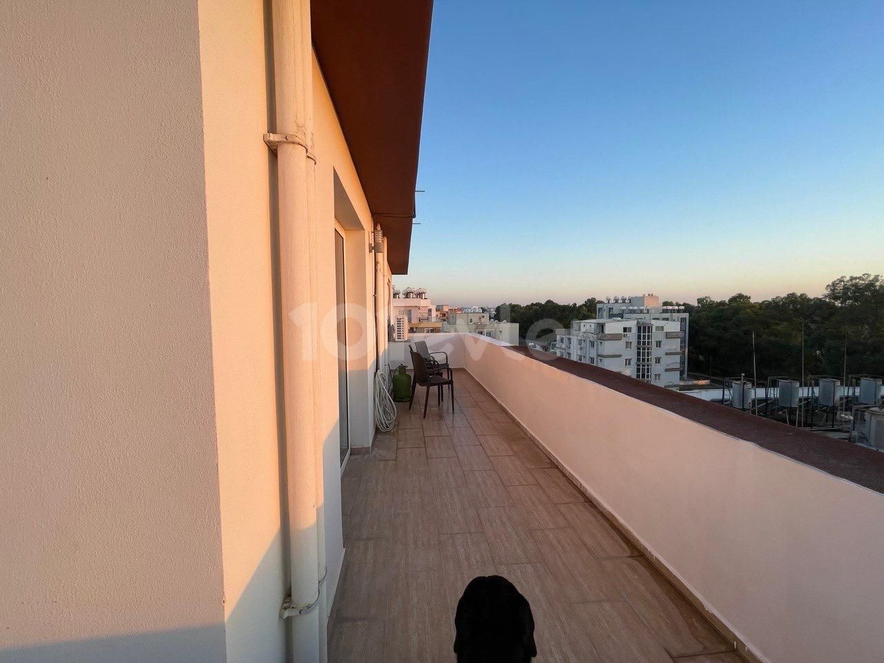 MIT EINER SICHT!! Große Terrasse nur wenige Gehminuten von der Schule entfernt