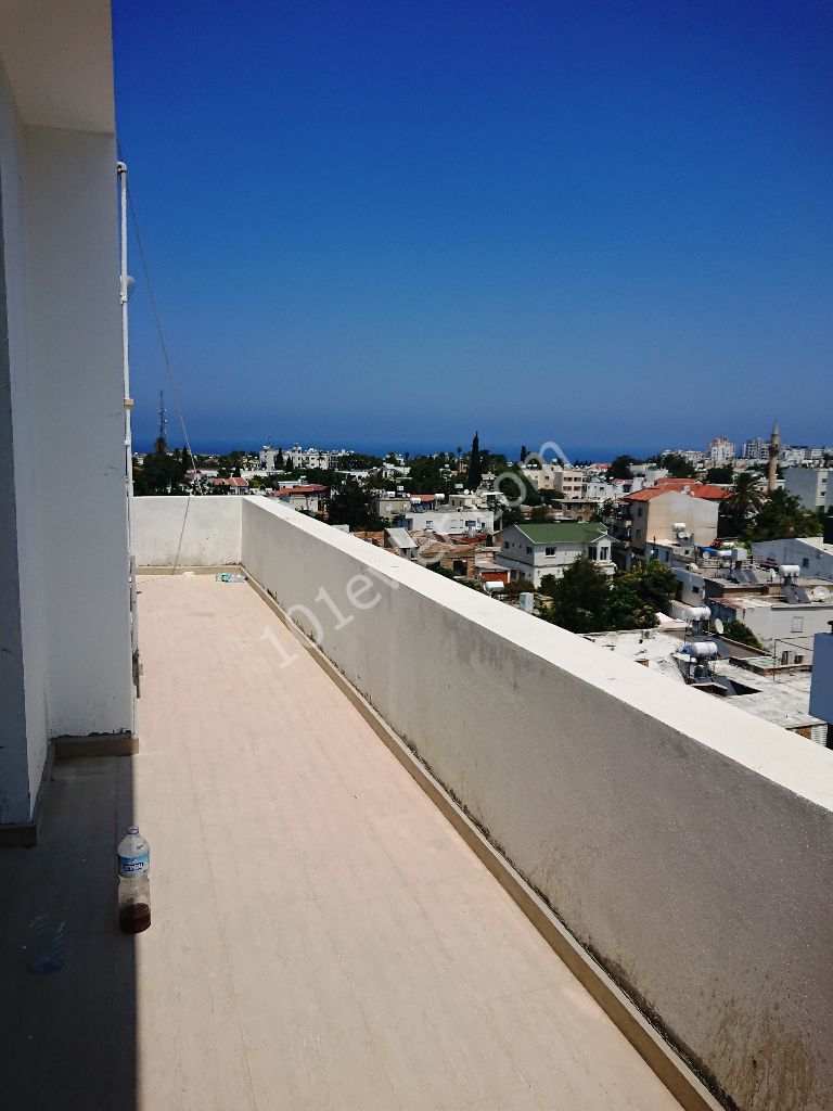  Girne Merkez’de Kaliteli Asansörlü Binada 2+1 Dağ ve DENİZ Manzaralı  SATILIK EŞYALI YATIRIMLIK Penthouse Daire 