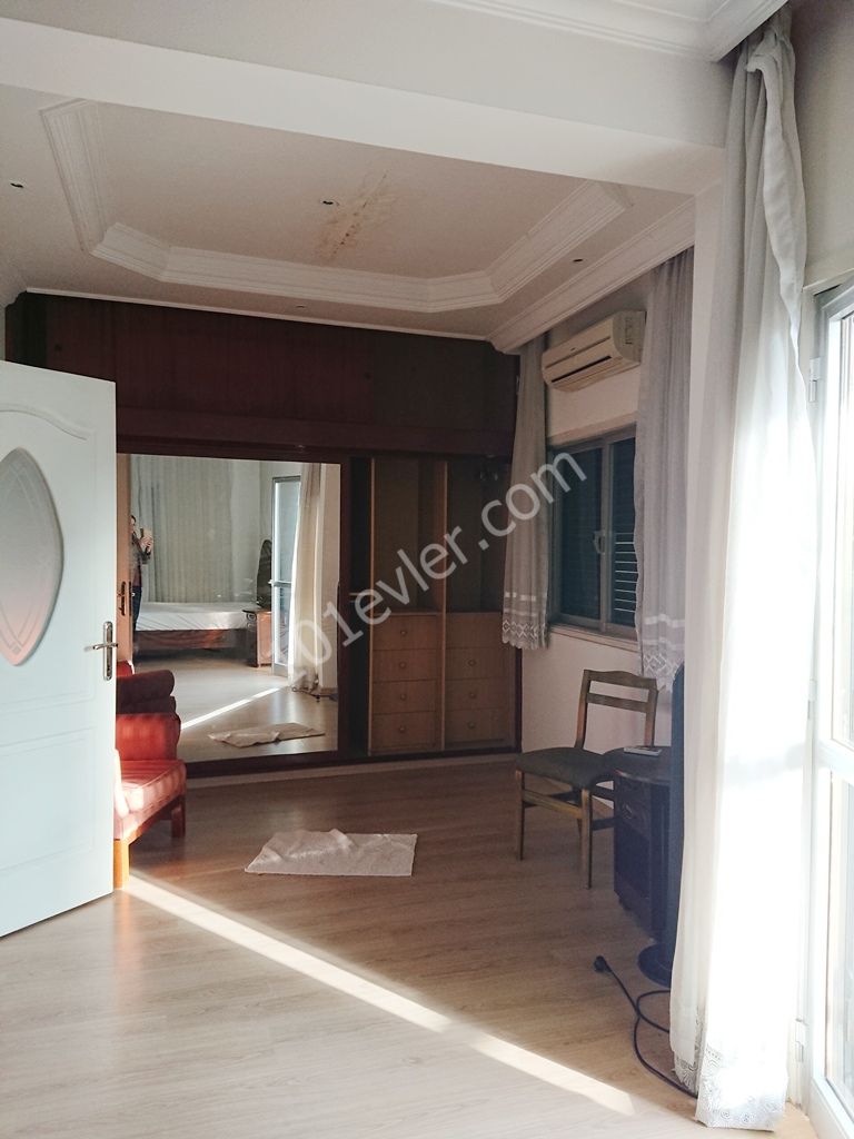 Lefkoşa Merkeze 5 Dk Mesafede Aydınlık Ferah Şömineli 4+2 İkiz Villa Kiralık! 