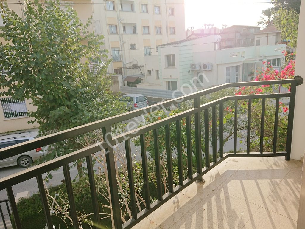 Lefkoşa Merkeze 5 Dk Mesafede Aydınlık Ferah Şömineli 4+2 İkiz Villa Kiralık! 