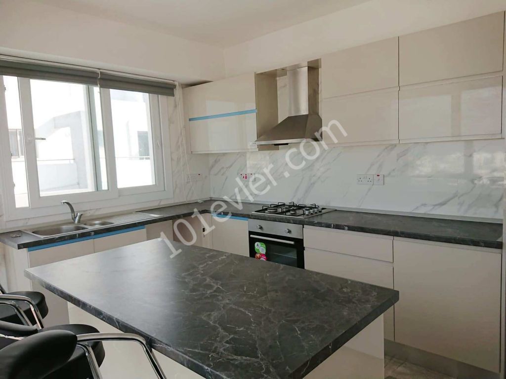 Girne Merkez’de Kaliteli Asansörlü Binada 2+1 Deniz Manzaralı Penthouse Kiralık Daire