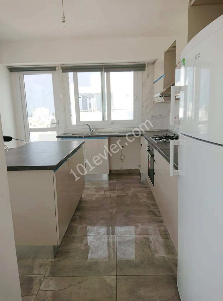 Girne Merkez’de Kaliteli Asansörlü Binada 2+1 Deniz Manzaralı Penthouse Kiralık Daire