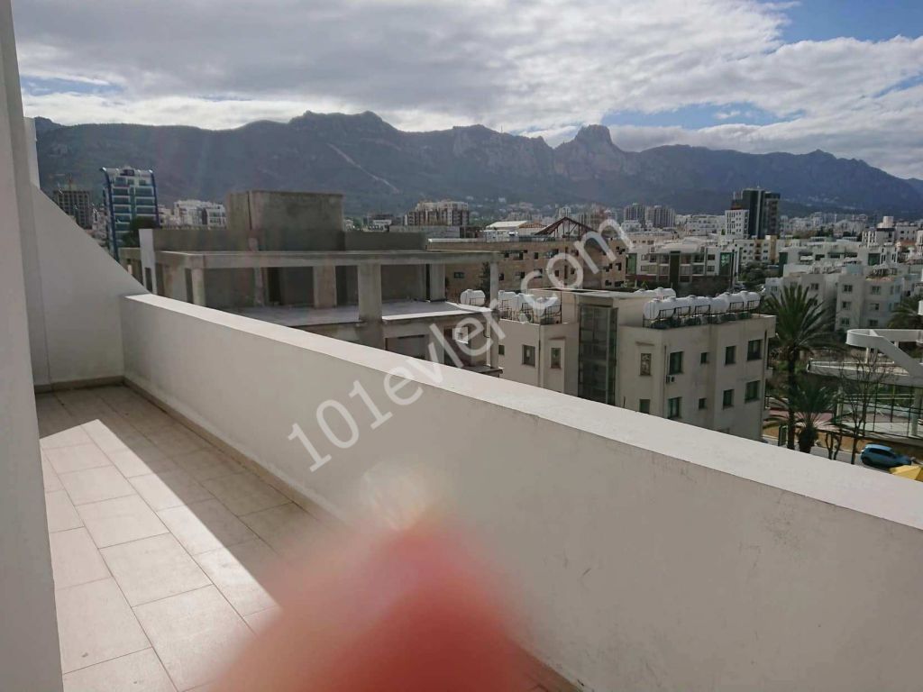 Girne Merkez’de Kaliteli Asansörlü Binada 2+1 Deniz Manzaralı Penthouse Kiralık Daire