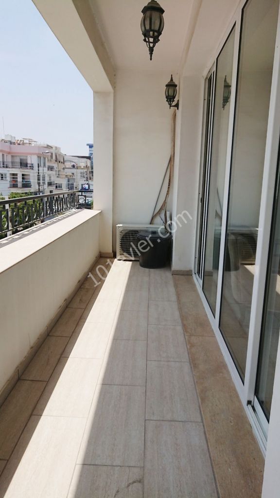 Girne Merkez'de Geniş Ferah 2+1 Temiz Kiralık Daire 