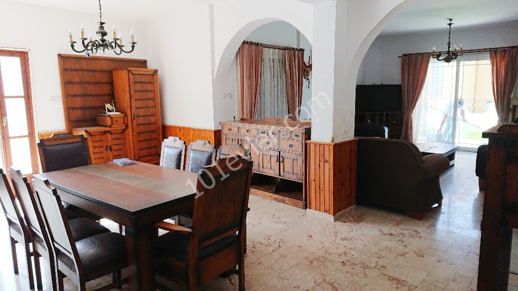 Girne Çevreyolunda Dağ ve Deniz Manzaralı Merkezi Isıtmalı 3+1 Özel Havuzlu Kiralık Lüks Villa!!!