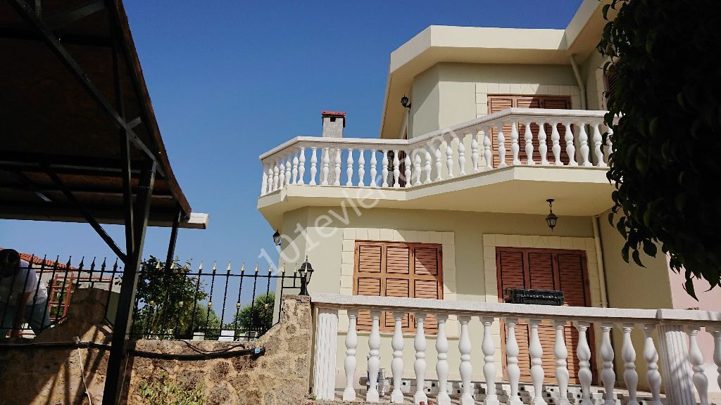 Girne Çevreyolunda Dağ ve Deniz Manzaralı Merkezi Isıtmalı 3+1 Özel Havuzlu Kiralık Lüks Villa!!!