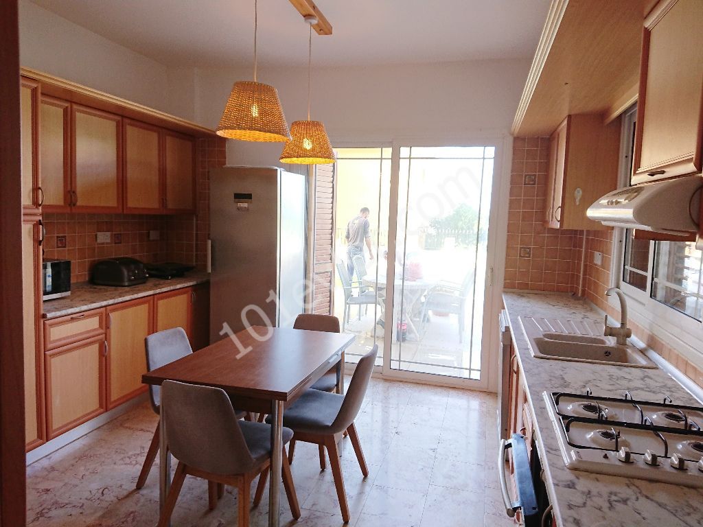 Girne Çevreyolunda Dağ ve Deniz Manzaralı Merkezi Isıtmalı 3+1 Özel Havuzlu Kiralık Lüks Villa!!!